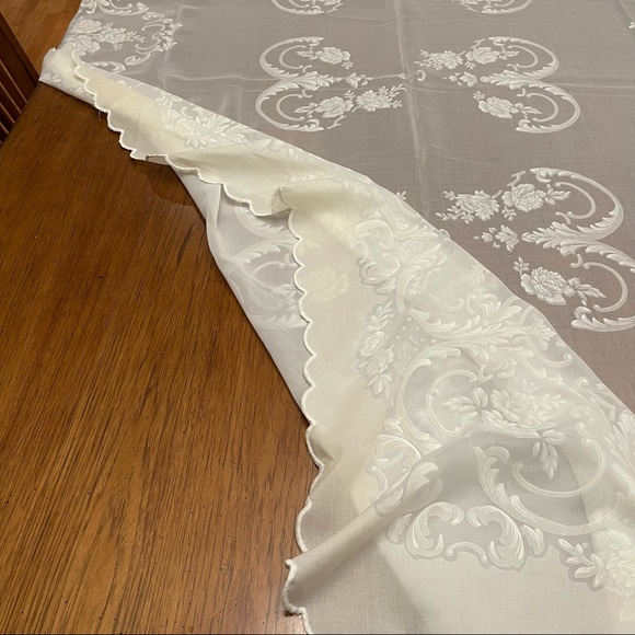 Estate Sale vintage white sheer lace large tablecloth - Picture 4 of 6